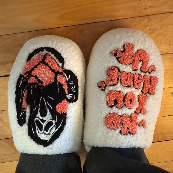 Cozy “Scream” Ghostface Slippers - Perfect for Horror Fans! - Picture 9 of 11